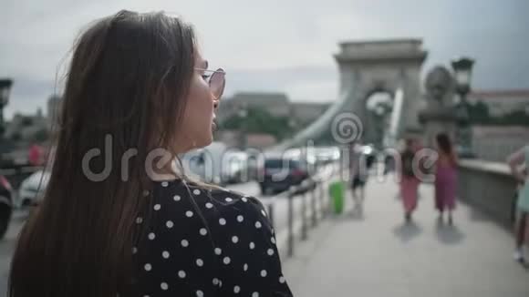 布达佩斯著名的Szechenyi链桥女游客视频的预览图
