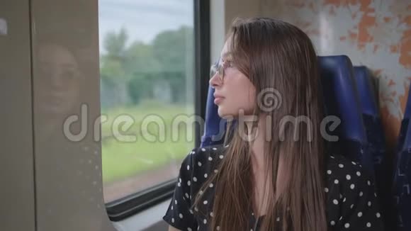 乘火车到郊区交通女人正在旅行视频的预览图