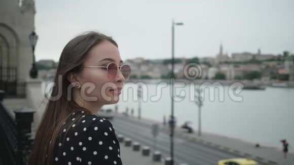 女人正在欣赏布达佩斯的全景视频的预览图