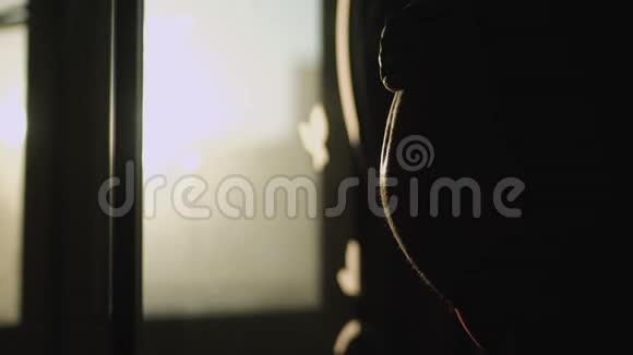 黎明时分孕妇站在窗前抚摸着肚子视频的预览图