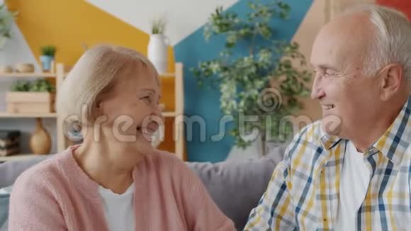一对相爱的老夫妇互相看着然后对着镜头微笑的画像视频的预览图