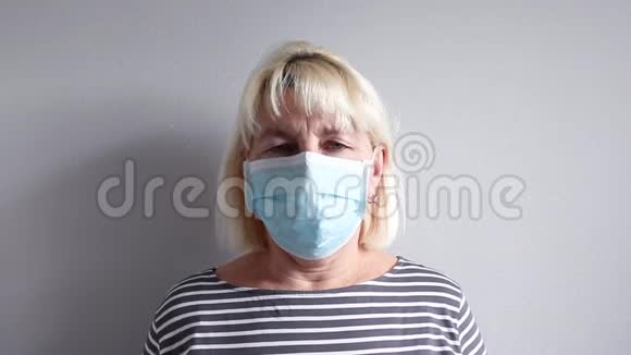戴医用口罩的成年妇女咳嗽视频的预览图