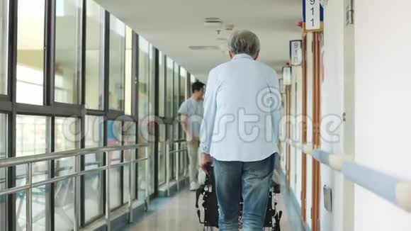 卫生保健专业问候病人在走廊视频的预览图