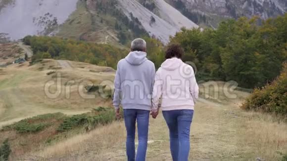 积极的老年夫妇在山上徒步旅行享受他们的冒险视频的预览图