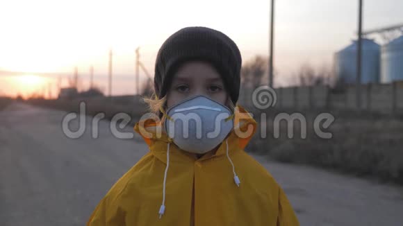 大气污染与人民健康理念在工业工厂烟雾背景上戴防护面罩的女孩子视频的预览图