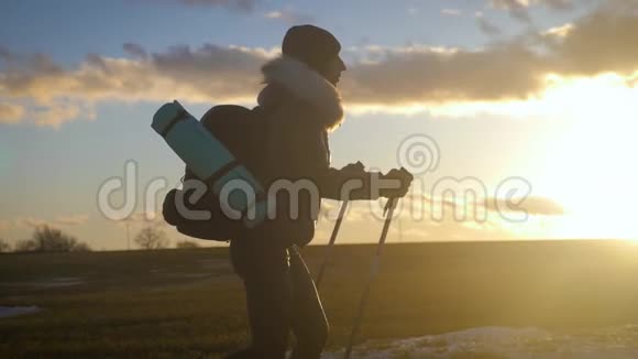 带背包的女旅行者在山上徒步旅行漫步在群山中自由与幸福视频的预览图