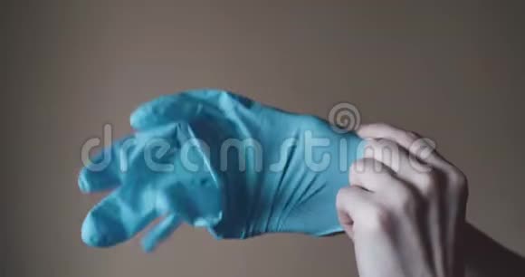 医生保护双手视频的预览图