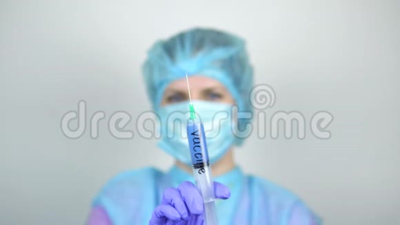 持有抗covid19疫苗的女医生视频的预览图