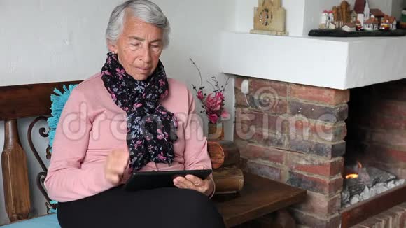 一名老年妇女独自在家视频与家人聊天但由于病毒流行而被隔离视频的预览图