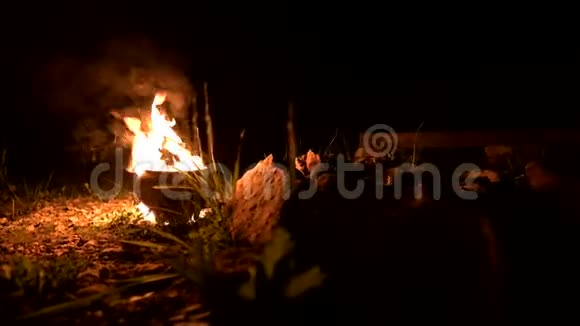 一个年轻人点燃两把火把低调视频的预览图