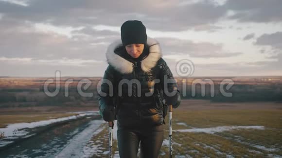 带背包的女旅行者在山上徒步旅行漫步在群山中自由与幸福视频的预览图