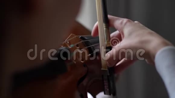女音乐家在慢动作中调整小提琴特写视频的预览图
