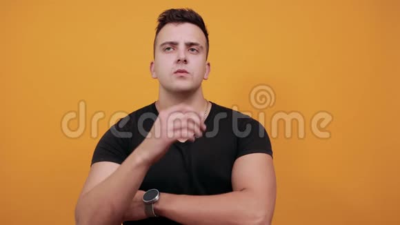 专注的男人手放在下巴上思考另一只手放在手肘上视频的预览图