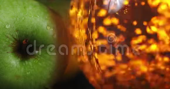 苹果汁中明亮的气泡视频的预览图
