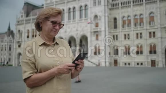 匈牙利的一位老年妇女正在打电话视频的预览图