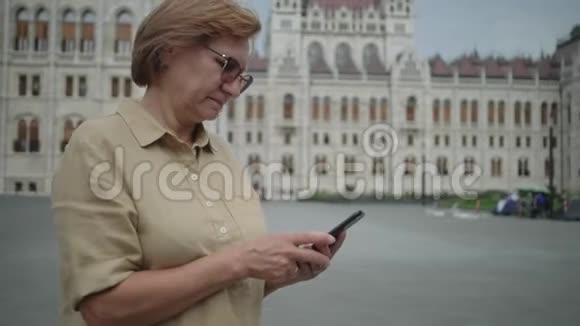 匈牙利布达佩斯Kossuth广场有牢房的成熟妇女视频的预览图