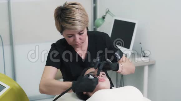 美容师在医疗诊所对女性面部进行水剥离术视频的预览图