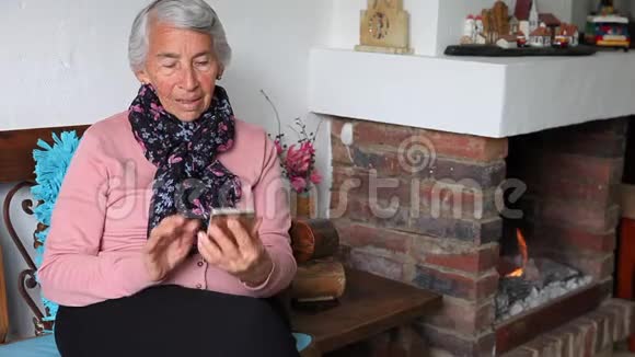 老年妇女独自在家与家人聊天的视频视频的预览图