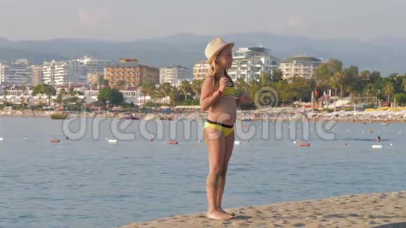 快乐的女孩在海滩上玩得很开心暑假概念视频的预览图