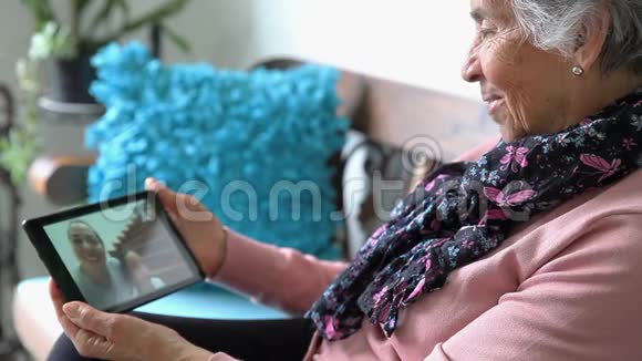 老年妇女独自在家与家人聊天的视频视频的预览图