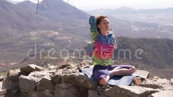 年轻的运动女子在山顶上沉思视频的预览图