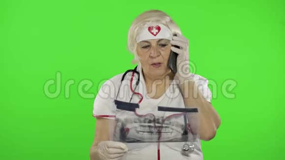 老年女医生与客户通电话牙医视频的预览图