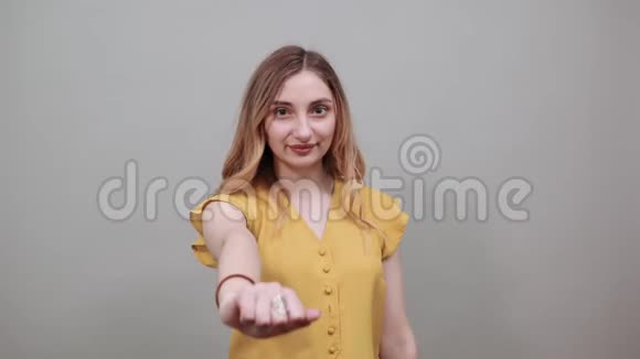 强壮的女人在镜头前挥舞拳头穿着黄色衬衫准备战斗视频的预览图