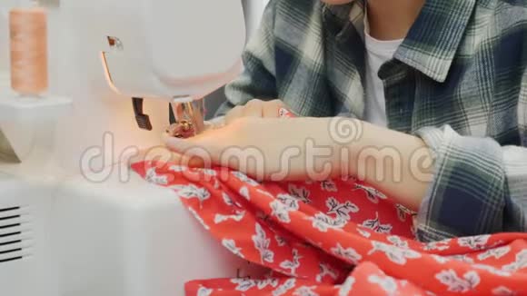 女人的特写她的手在锁上缝纫女性的手缝在缝纫机上时尚观念衣服的制作和裁剪视频的预览图