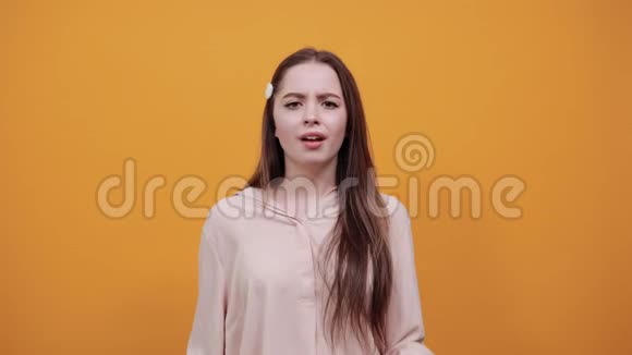 一位穿着彩色衬衫的白人女性双手抱头头痛视频的预览图