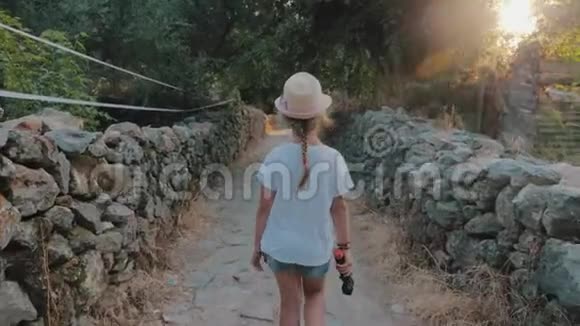 可爱的少女走在旧堡垒上视频的预览图