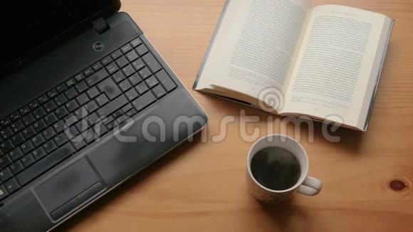 电脑旁边的咖啡杯视频的预览图