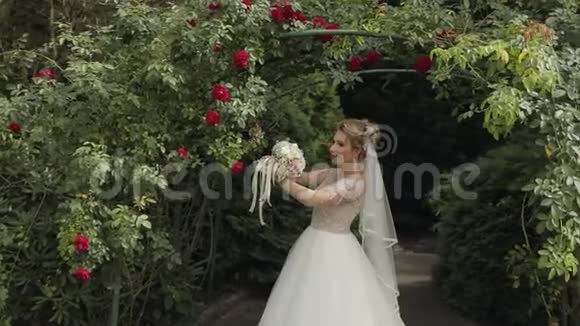 新娘手中的婚礼花束结婚纪念日参与视频的预览图