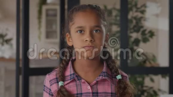 愤怒的小黑人女孩撅着嘴生气视频的预览图