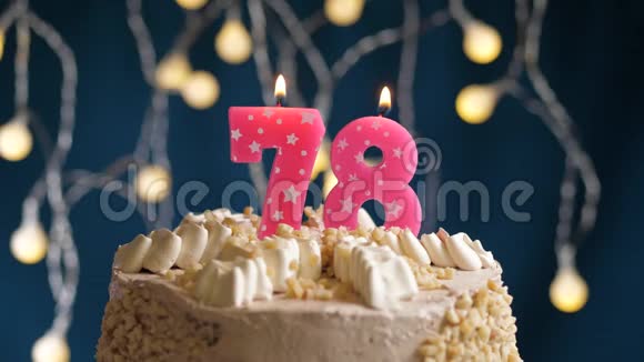 生日蛋糕78号粉红色燃烧的蜡烛在蓝色的背景上蜡烛吹灭了慢速运动和特写镜头视频的预览图