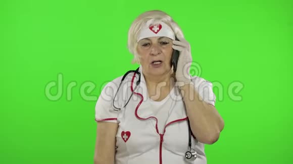 老年女医生与病人通电话冠状病毒Covid19视频的预览图