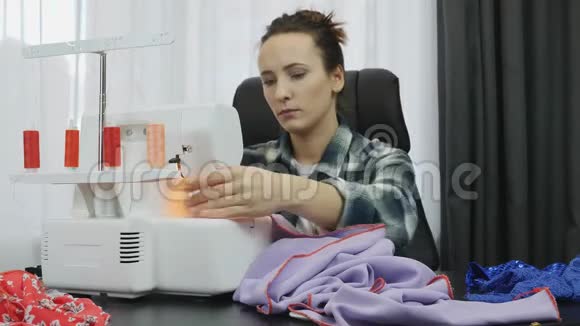 女裁缝在裁缝工作室缝纫机上缝纫女裁缝在做服装缝纫面料车间创造与泰视频的预览图