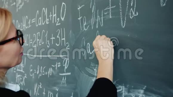 大学教室黑板上女子手写公式特写视频的预览图
