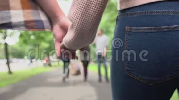 年轻夫妇手牵手视频的预览图