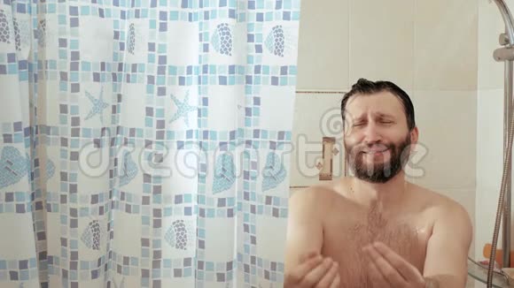 大胡子男人在洗澡时要电话女人的手给男人智能手机他很高兴慢动作视频的预览图