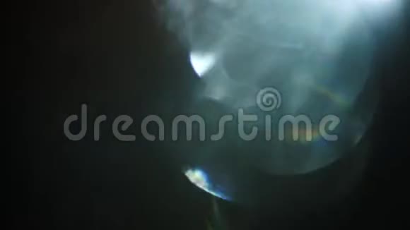 未来派五彩蓝绿玻璃反射水晶棱镜视频的预览图