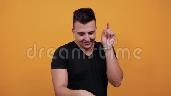 英俊的年轻人跳舞保持手指IP微笑视频的预览图