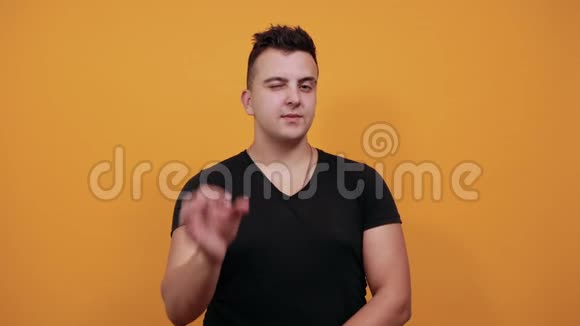 开朗的白种人年轻人用手指做个好手势视频的预览图