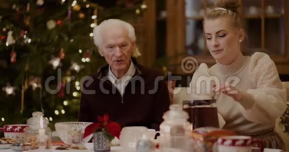 为祖父在圣诞杯中喝黑咖啡的女人视频的预览图