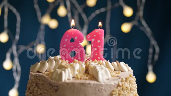 生日蛋糕蓝色背景上有61个粉红色的蜡烛蜡烛吹灭了慢镜头和特写镜头视频的预览图