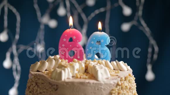 生日蛋糕66个数字粉红色燃烧蜡烛在蓝色的背面蜡烛吹灭了慢速运动和特写镜头视频的预览图