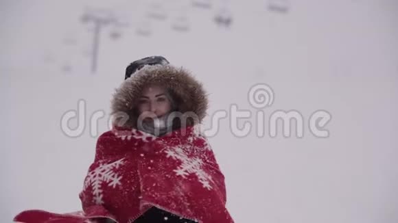 在暴风雪中裹在毯子里的冻僵的女人视频的预览图