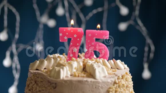 生日蛋糕蓝色背景上有75支粉红色蜡烛蜡烛吹灭了慢镜头和特写镜头视频的预览图