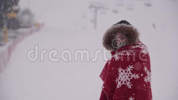 在暴风雪中裹在毯子里的冻僵的女人视频的预览图