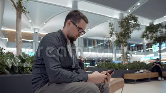 伊斯坦布尔机场候机厅智能手机男视频的预览图