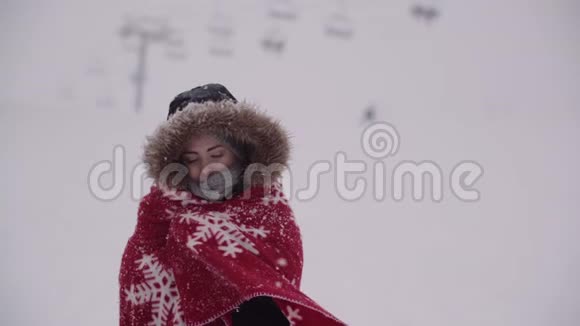 在暴风雪中裹在毯子里的冻僵的女人视频的预览图